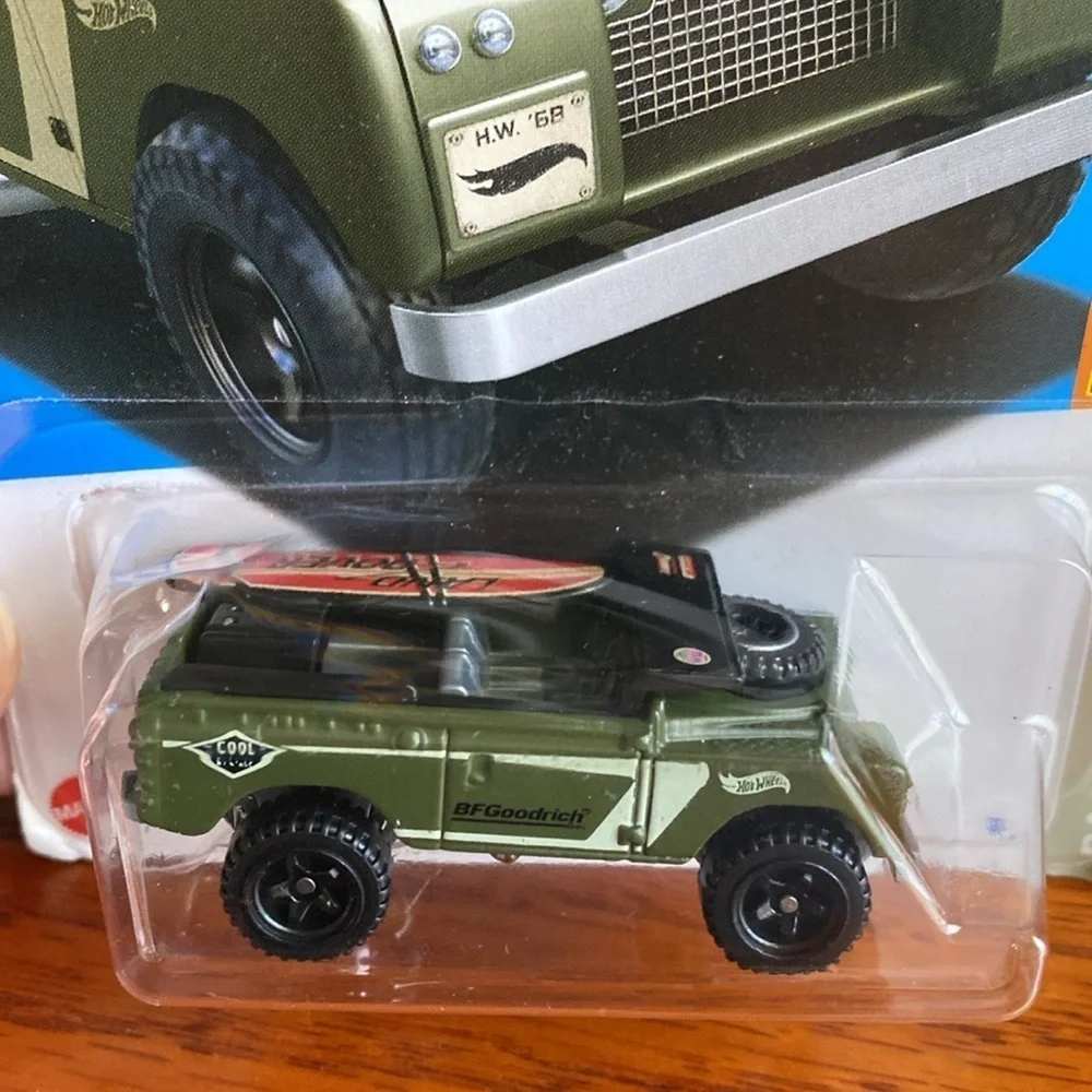 Hot Wheels Track Stars. Land Rover Series II - Green 2023